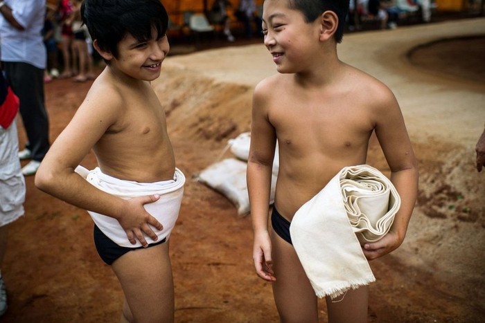 Hình ảnh các đô vật nhí chuẩn bị mặc Mawashi, vành đai sumo truyền thống trước khi vào thi đấu.